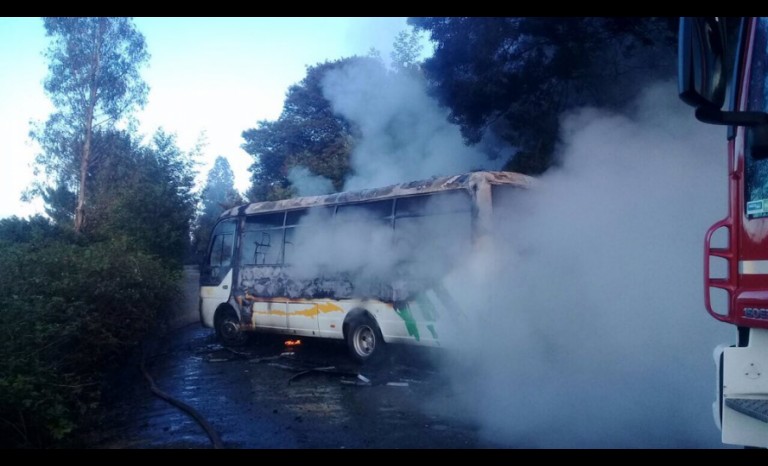 Atentado en Día de Elecciones: Bus es quemado en La Araucanía