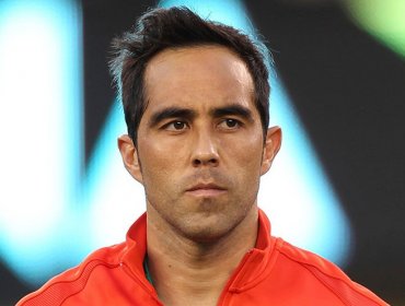 Claudio Bravo no se inscribió para votar y envió un duro mensaje a políticos