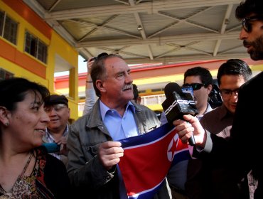 Eduardo Artés llegó a votar con una bandera de Corea del Norte en las manos