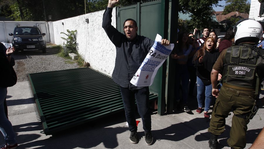 Grupo de jóvenes estudiantes intentó tomarse el Comando de Sebastián Piñera