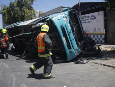 Bus del Transantiago vuelca tras un choque y deja 10 heridos en Estación Central