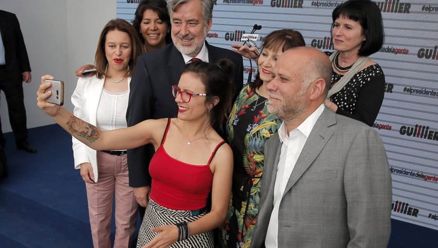 Con selfie de Camila Vallejo Alejandro Guiller presenta nuevo comando para segunda vuelta