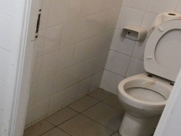 Hombre con celular oculto grababa a menores de edad en su propio baño