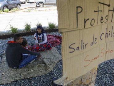 Familias sirias que llegaron a Chile hace meses protestan en ONU Santiago para irse del país