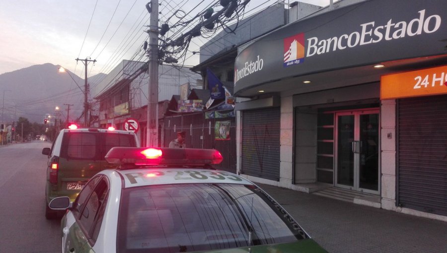 Delincuentes abren bóveda de BancoEstado en Recoleta y se roban millonario botín