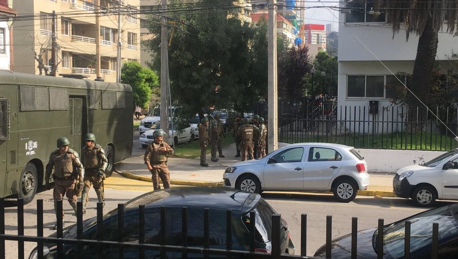 Balacera al interior de Comisaría de Carabineros en Viña del Mar: Hombre se parapetó al interior