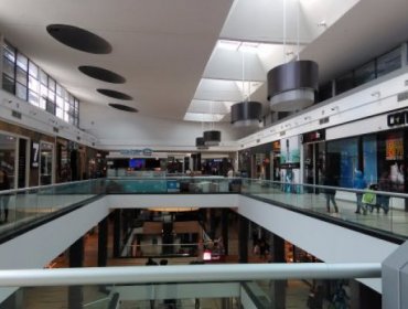 Niño de 12 años cae desde 5 metros en Mall Plaza Oeste en Santiago