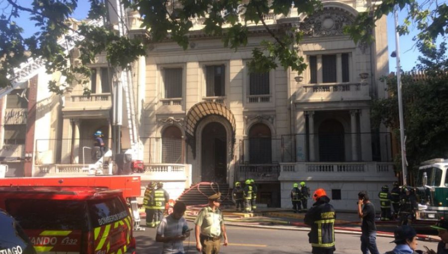 Incendio afecta al Palacio Aristía, ex sede del Congreso en Santiago