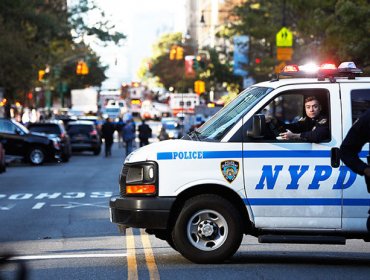 Vehículo embiste a peatones en Nueva York: Deja un muerto y varios heridos