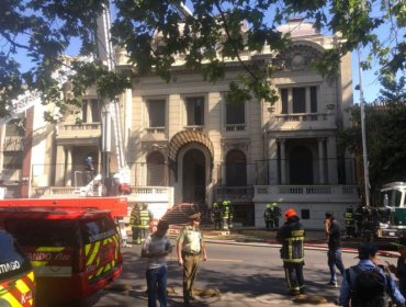 Incendio afecta al Palacio Aristía, ex sede del Congreso en Santiago