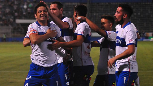 La UC goleó a Palestino en la despedida de Mario Salas y Costanzo de San Carlos