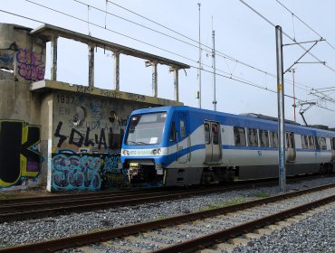 Impacto por vídeo que muestra en Quilpué a dos jóvenes colgados de un vagón del Metro