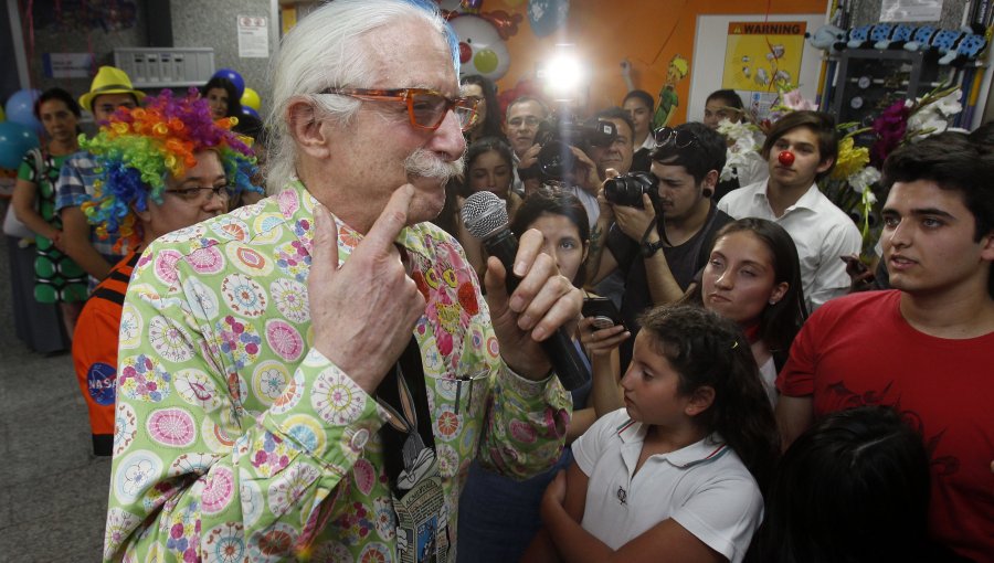 Patch Adams:"El mundo no se preocupa por la atención, sino por la codicia"