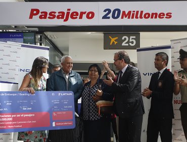 Aeropuerto de Santiago y Latam premiaron al pasajero número 20 millones