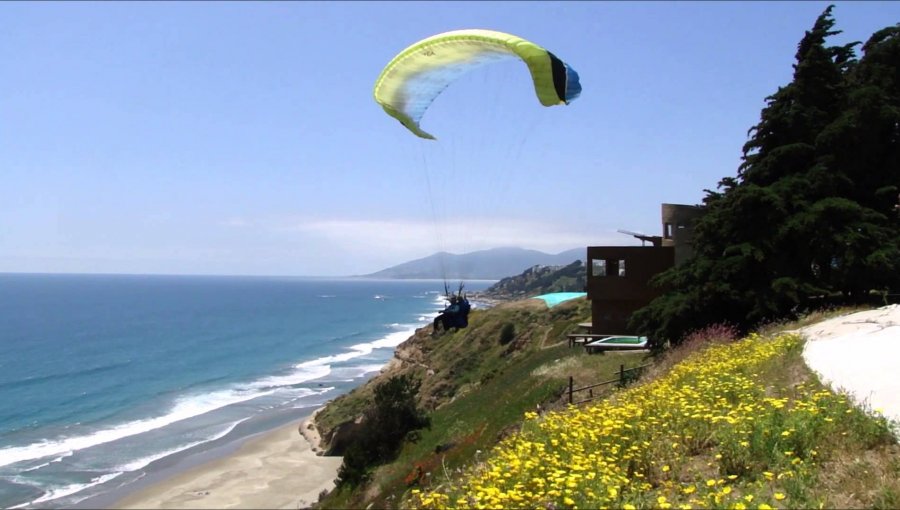 Maintencillo: Hombre en parapente choca con ventanal y luego cae a bosque de pinos