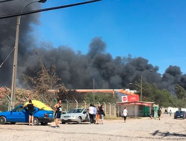 Logran controlar incendio que afectó fábrica de Fruna en Maipú