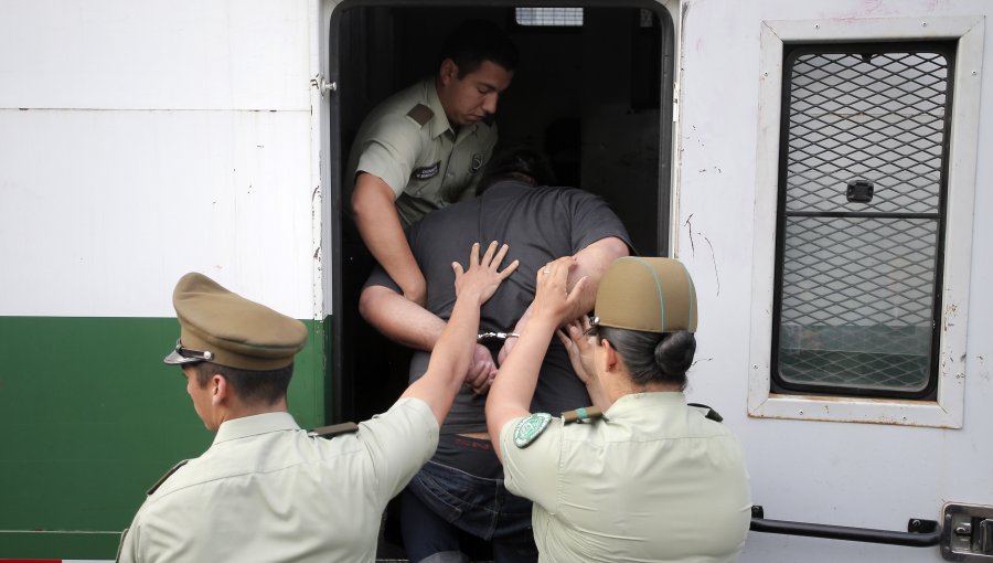Detienen a dos carabineros por asalto frustrado a dueño de vehículo en Maipú