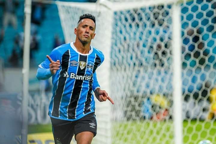 Lucas Barrios ante opción de volver a Colo Colo: "Soy feliz en el Gremio"