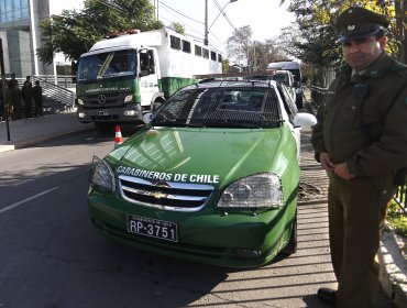 Hombre muere al interior de camión de Carabineros cuando era trasladado a Centro de Justicia