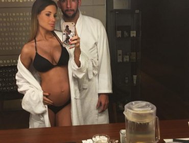 Sensual imagen de Gala Caldirola junto a Mauricio Isla y las 25 semanas de embarazo de su hijo