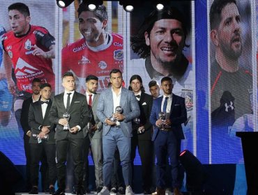 Esteban Paredes fue elegido como el mejor del 2017 en la gala del fútbol chileno