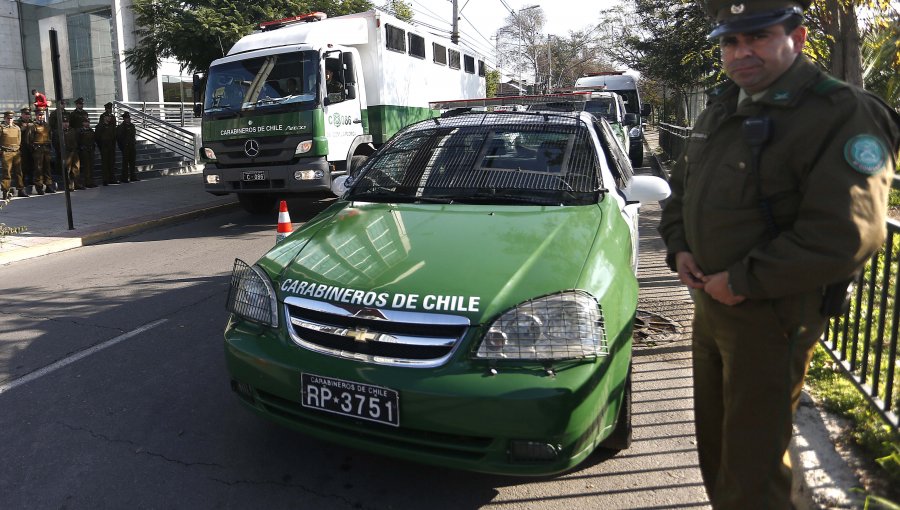 Hombre muere al interior de camión de Carabineros cuando era trasladado a Centro de Justicia