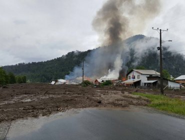 Rodado en Región de Los Lagos destruye parte de un poblado y provoca gigantesco incendio