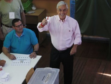 Piñera se muestra “tranquilo” tras emitir su voto y envía saludo a Guillier