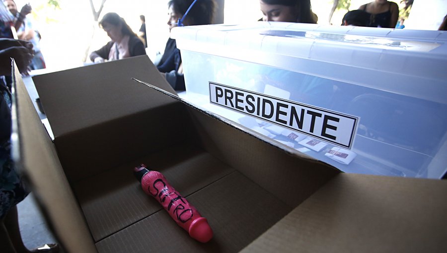 Insólito: Vocales hallaron consolador en caja sellada con materiales del Servel