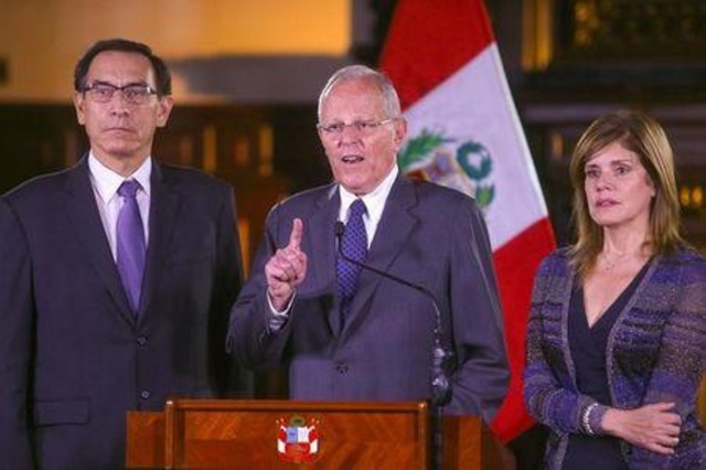 Presidente de Perú dice que democracia está bajo amenaza ante posible destitución