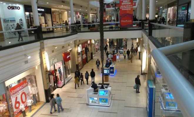 Carabineros evacua Mall plaza Oeste por aviso de bomba