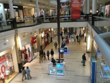 Carabineros evacua Mall plaza Oeste por aviso de bomba