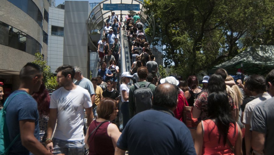 “Viejos Pascueros” realizan compras navideñas con altas temperaturas en Santiago