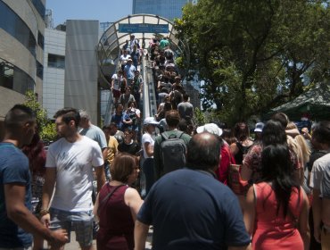 “Viejos Pascueros” realizan compras navideñas con altas temperaturas en Santiago