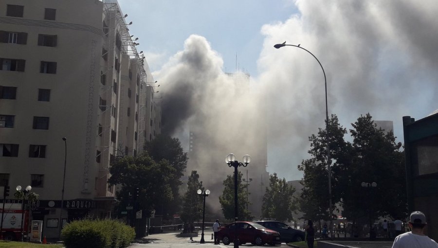 Incendio en Plaza Italia: Restaurant en emblemáticas torres Turri es consumido por las llamas