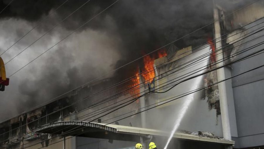 Incendio en centro comercial de Filipinas deja al menos 37 muertos