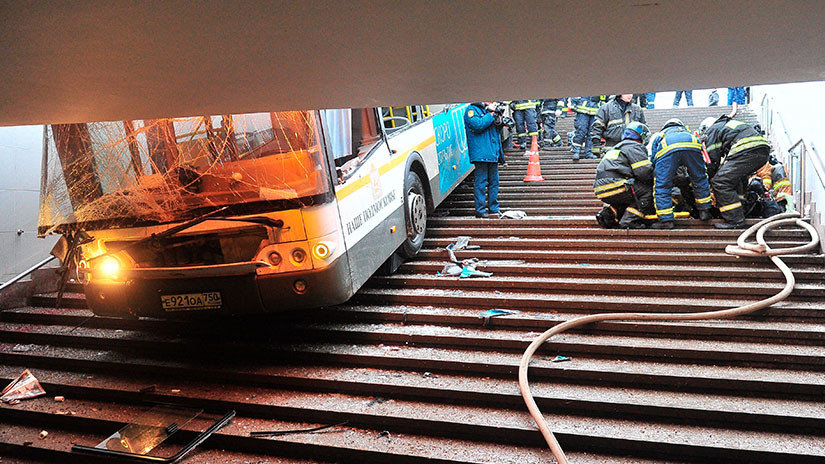 Bus se incrusta en una estación de Metro y causa un atropello masivo en Rusia