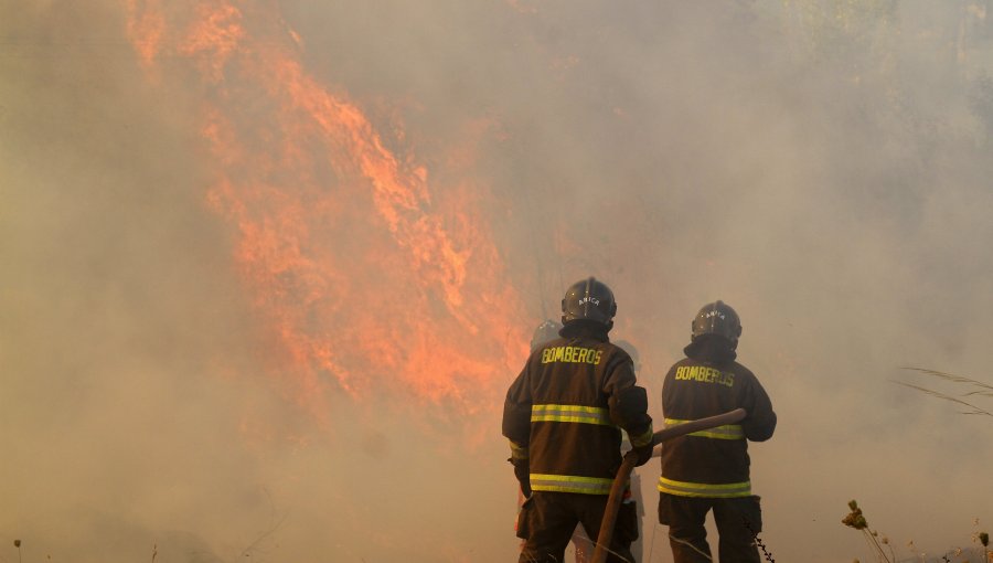 Onemi mantiene alerta roja por incendios forestales en Limache y Villa Alemana