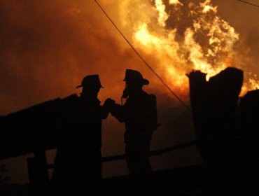 Onemi mantiene alerta roja para Limache y Villa Alemana por incendios forestales