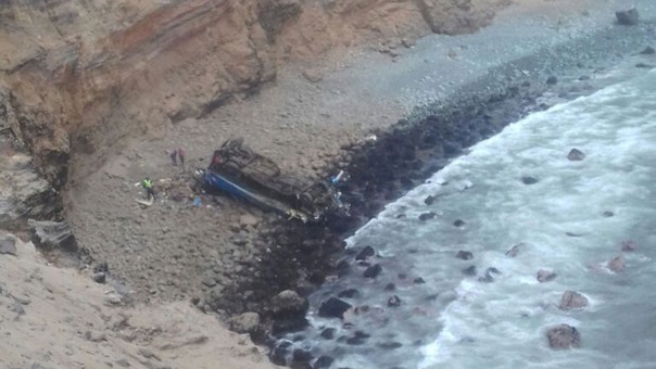 Perú: 25 muertos deja caída de Bus a un acantilado de al menos 100 metros de altura