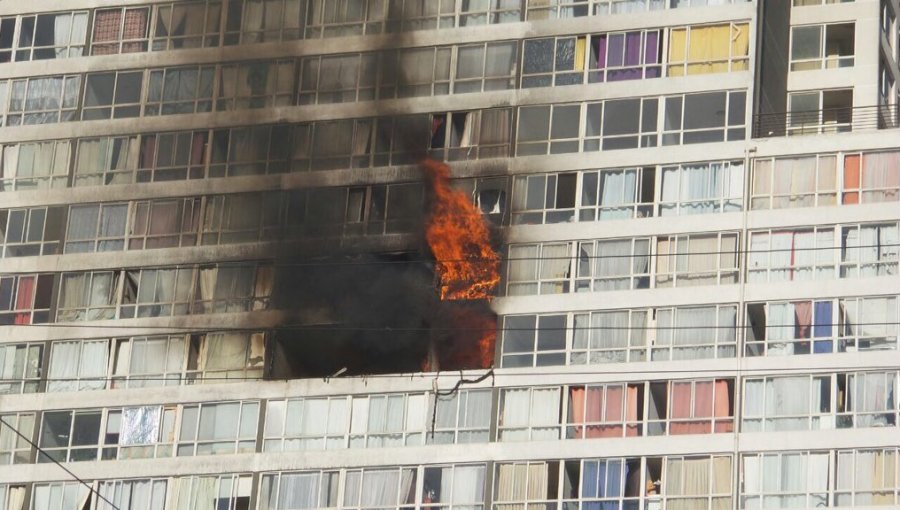 Incendio afecta a edificio de departamentos en Santiago Centro