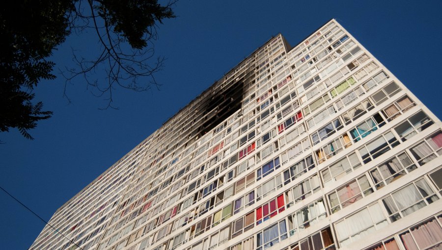 Incendio afectó 5 pisos de un edificio en calle Pedro Lagos con Zenteno en Santiago