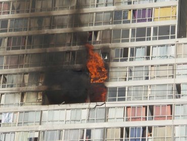 Incendio afecta a edificio de departamentos en Santiago Centro