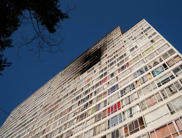 Incendio afectó 5 pisos de un edificio en calle Pedro Lagos con Zenteno en Santiago