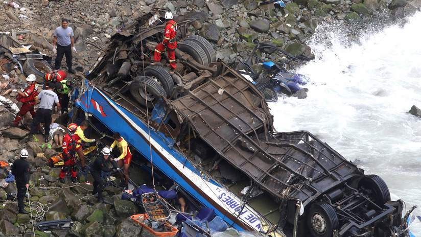 Al menos 48 muertos en accidente de bus en carretera de costa peruana