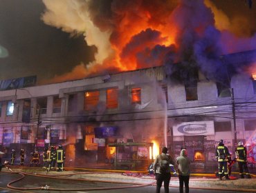 Incendio arrasó con al menos 12 locales comerciales en la avenida Errázuriz de Valparaíso