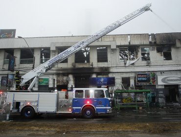 Labocar y Bomberos buscan presencia de acelerantes en Incendio de Av Errázuriz en Valparaíso