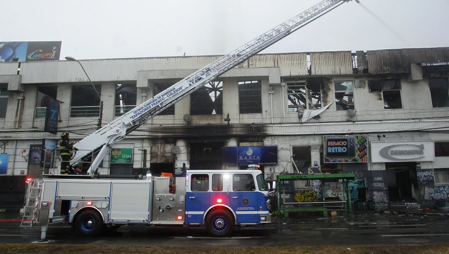 Labocar y Bomberos buscan presencia de acelerantes en Incendio de Av Errázuriz en Valparaíso