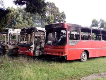 Cuatro Buses resultaron calcinados tras ataque incendiario en Valdivia