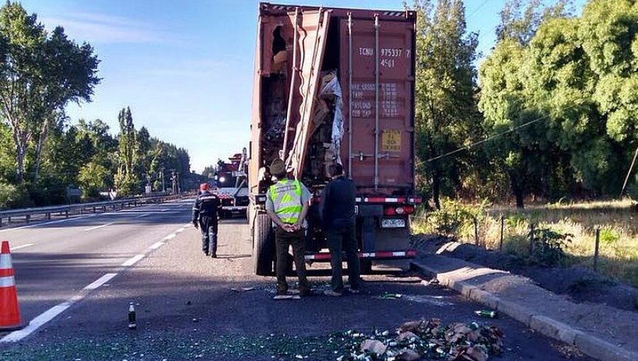 Maquina de la empresa Pullman Bus impacta a Camión en plena Ruta 5 Sur cerca de Los Ángeles